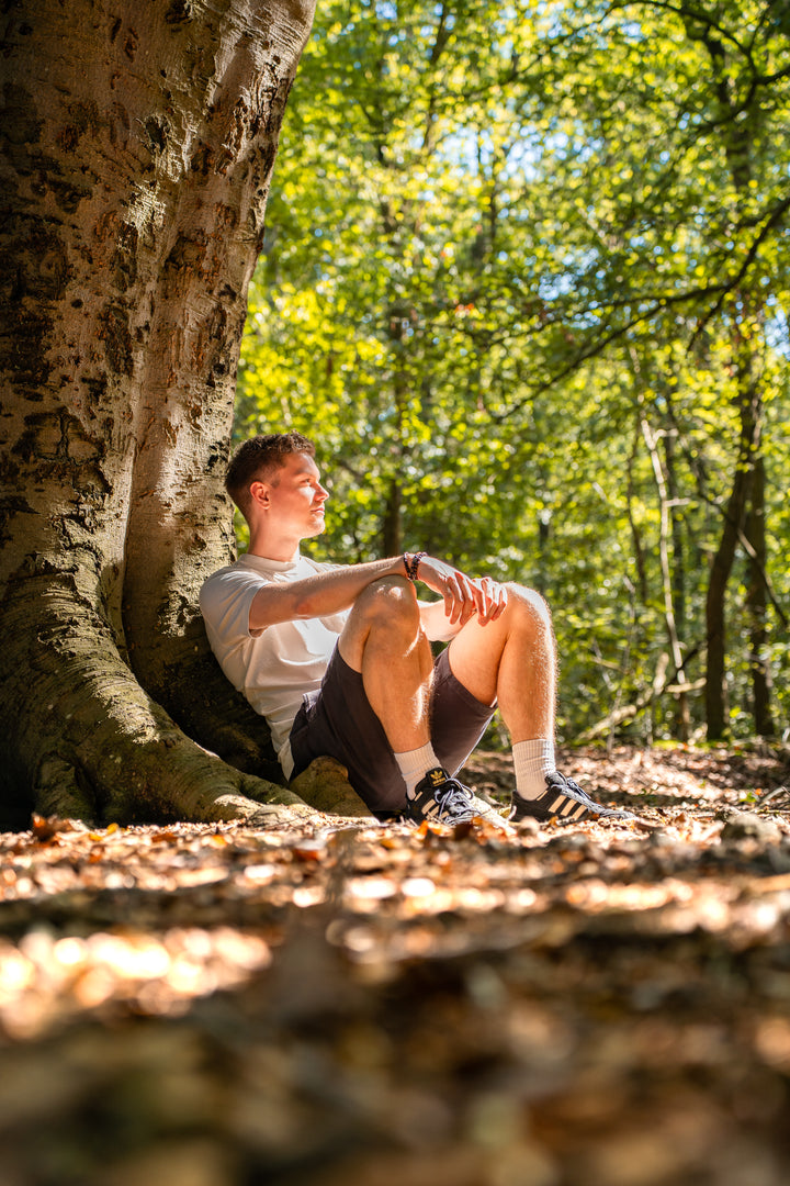 Persoon met een potje Innerstate calm in het bos