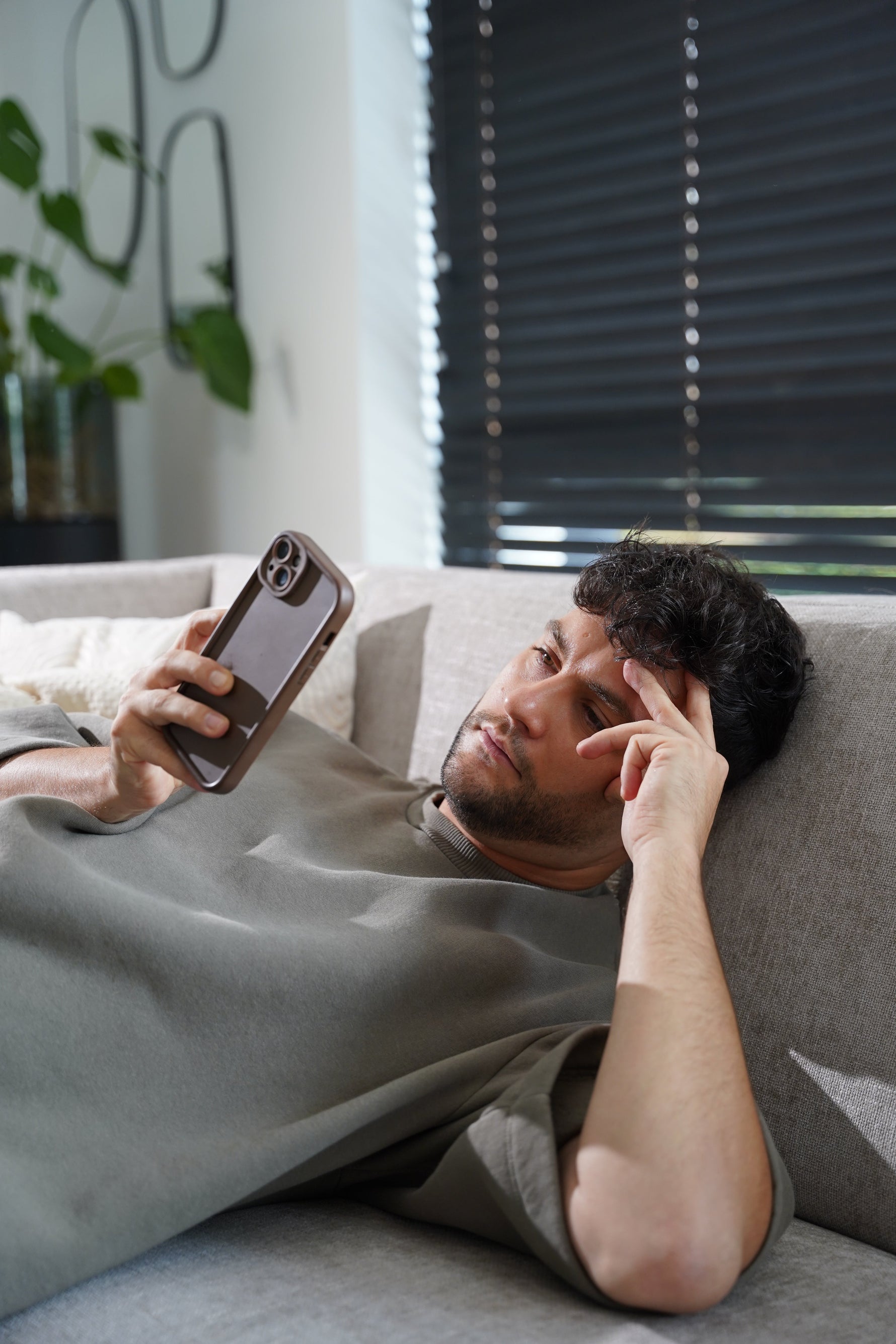 Waarom je smartphone je brein uitput (en hoe je de rust terugvindt)