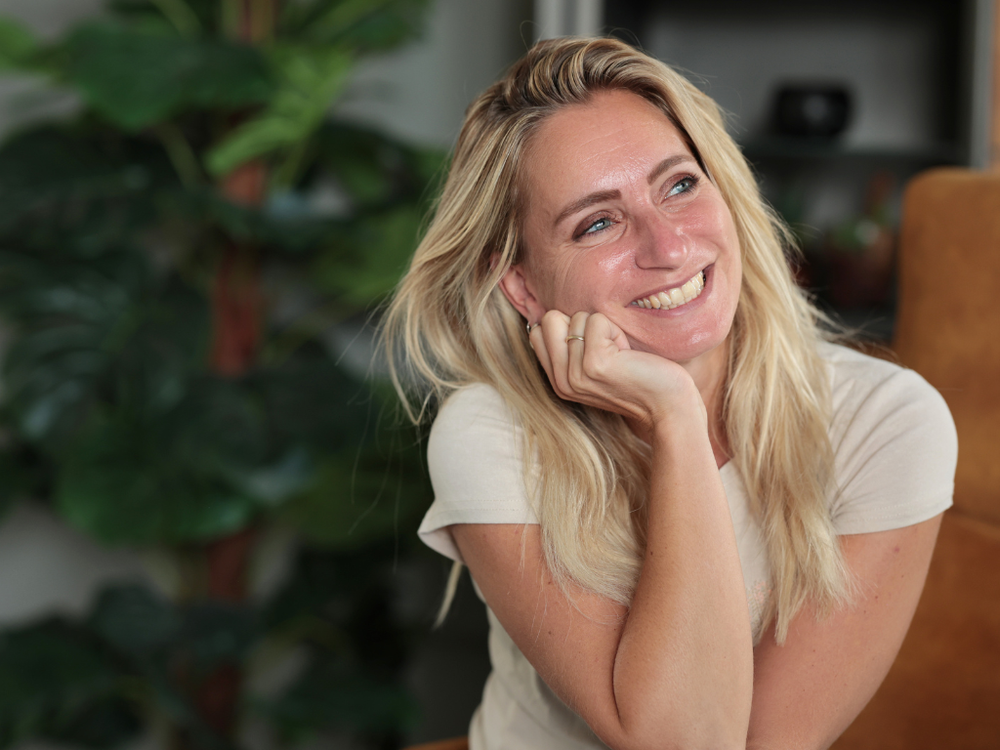 Vrouw die zichtbaar ontspannen en opgelucht kijkt
