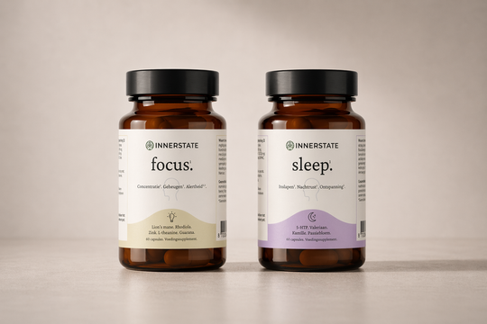 Potjes Innerstate focus en sleep samen tussen mos in het bos