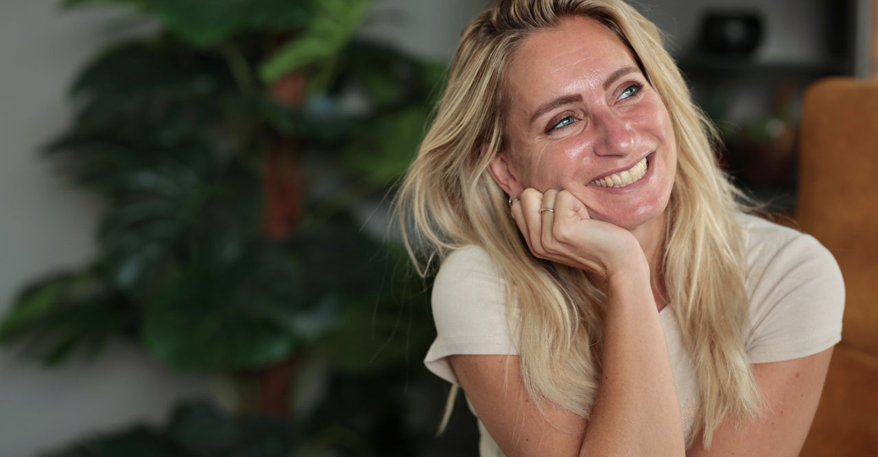 Vrouw thuis, ontspannen, daglicht