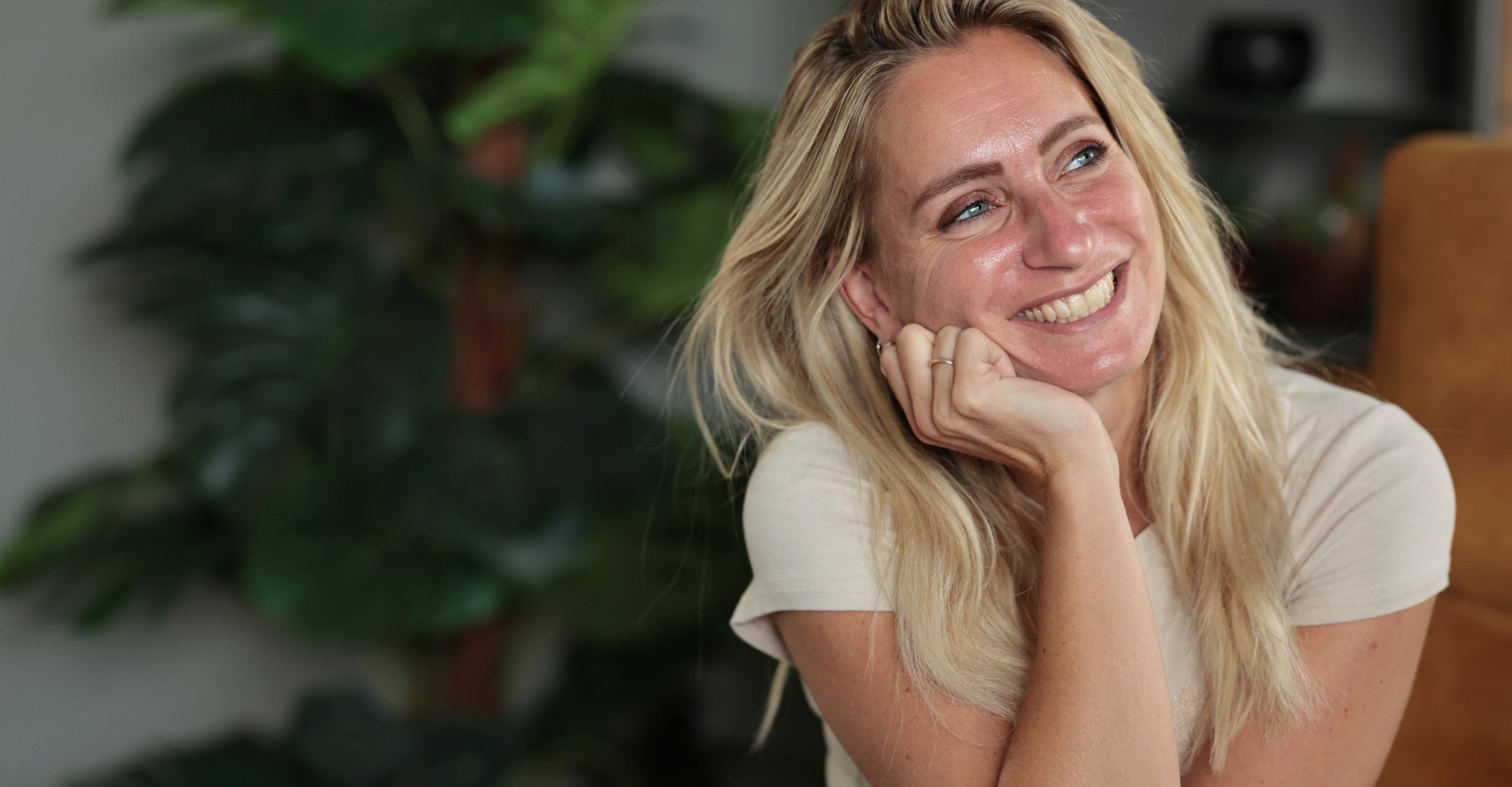 Vrouw thuis, ontspannen, daglicht